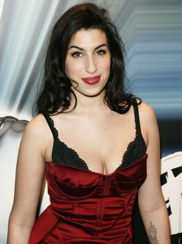 амy winehouse до имплантов груди