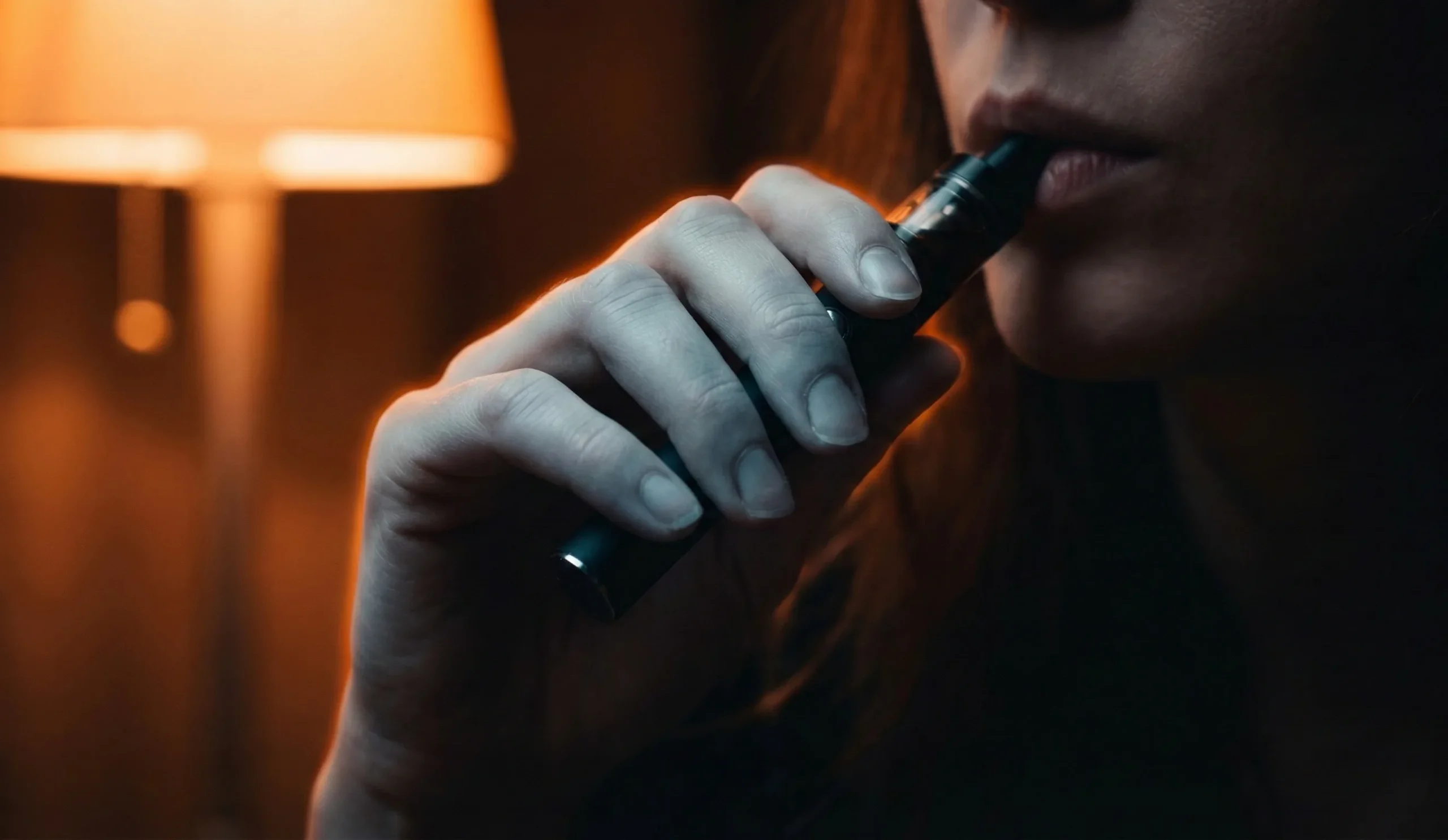 woman vaping hand vasoconstriction visual cue