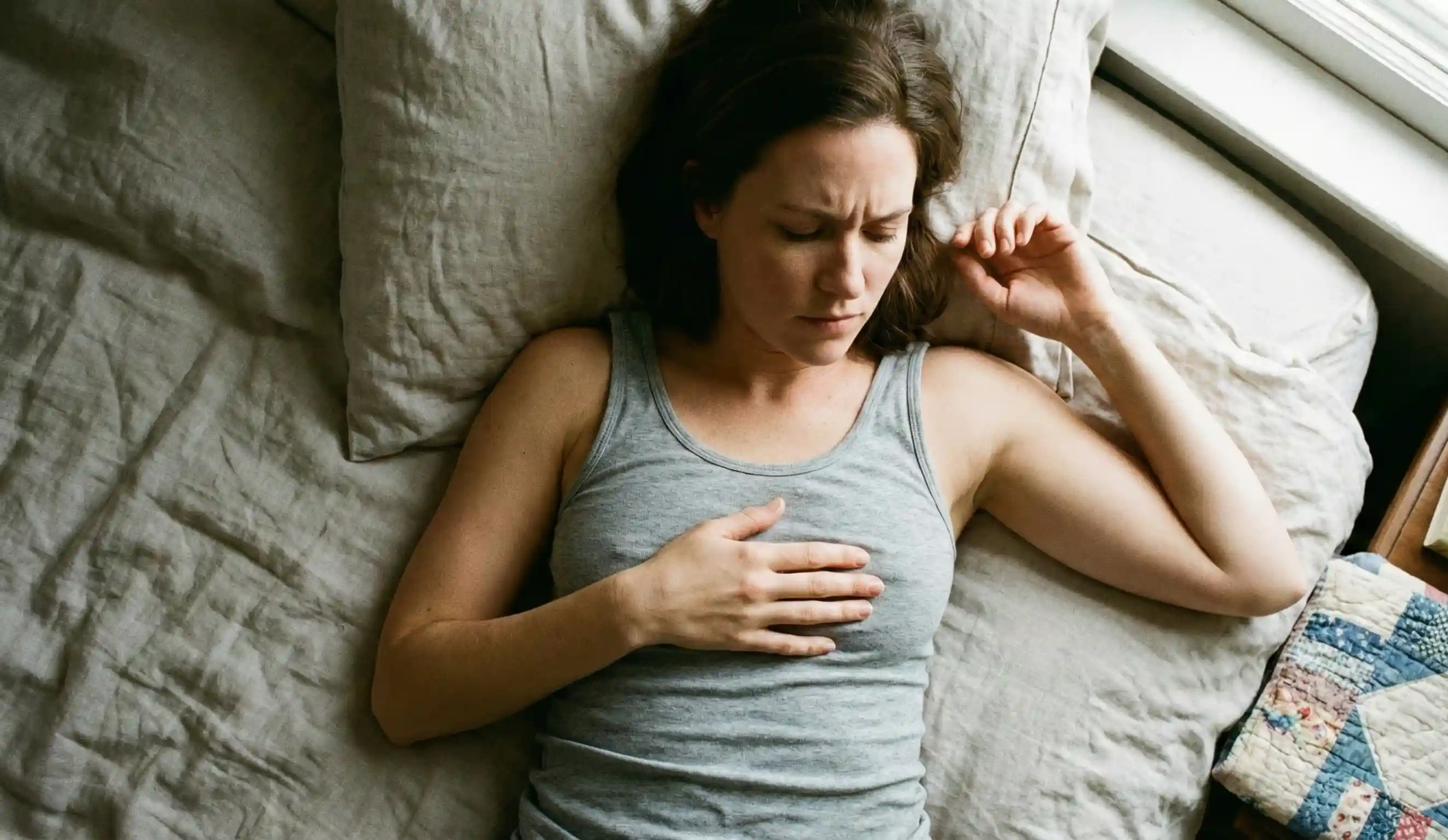 donna che controlla lo spostamento dell'impianto da sdraiata