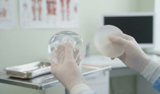 surgeon demonstrating texture difference silicone vs saline implants