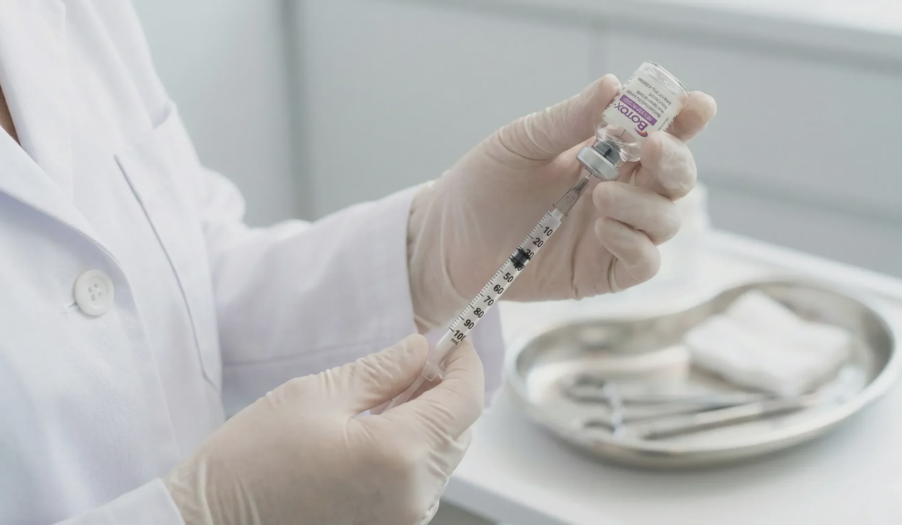 doctor preparing botox syringe closeup